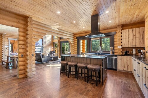 Pocono Log House Chalet, Outdoor Pool, Sauna, Hot tub, Pool Table