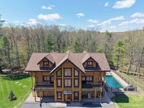 Exterior - Pocono Log House Chalet, Outdoor Pool, Sauna, Hot tub, Pool Table (Henryville)