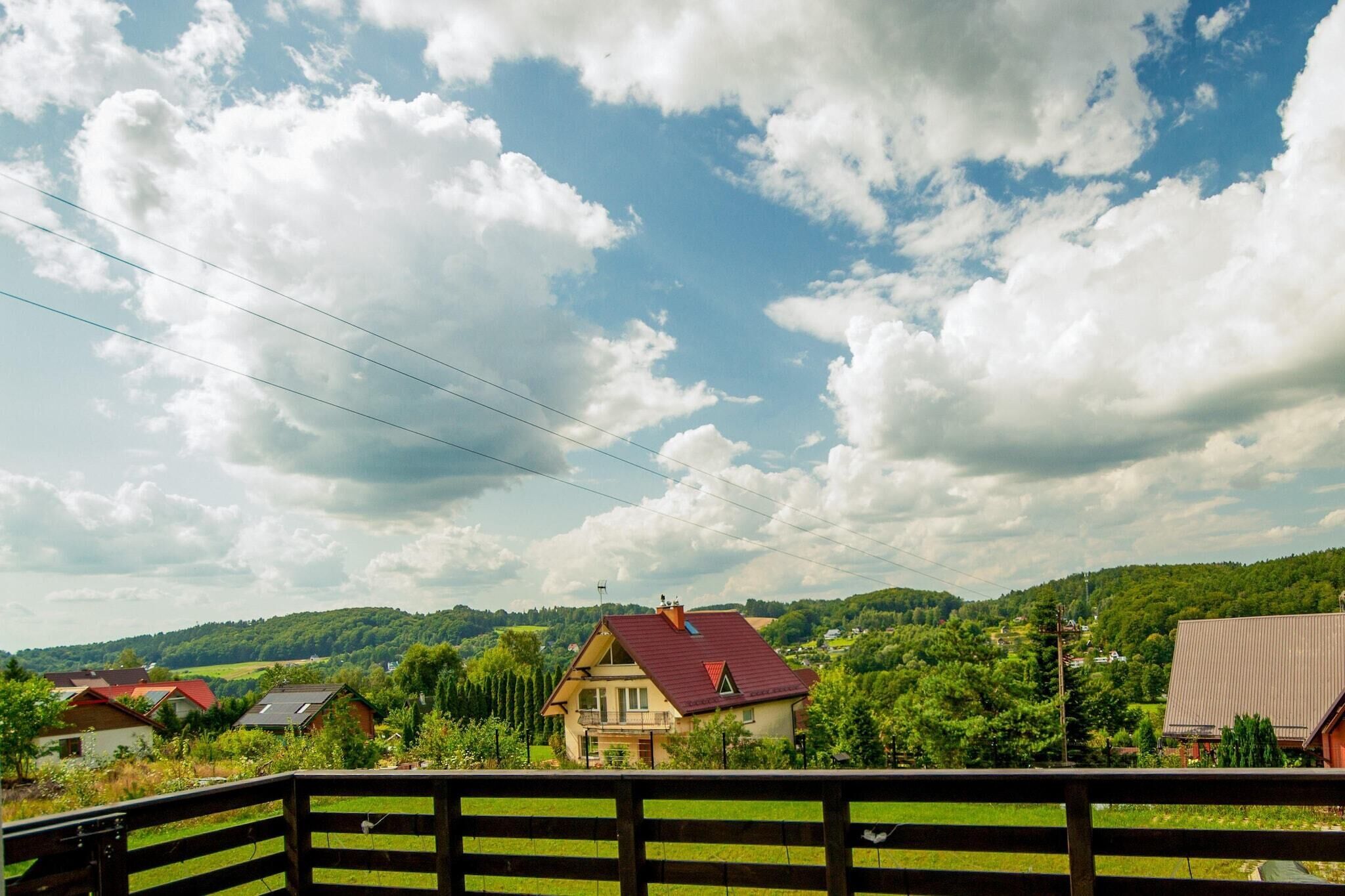 Un paysage rural avec des maisons, une clôture en bois et un ciel dégagé.
