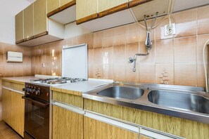Fridge, microwave, stovetop, cookware/dishes/utensils - Apartment Marcel (16046-A1) - Medulin (Medulin)