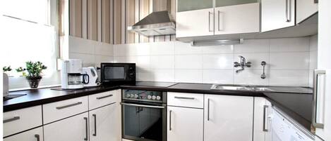 Kjøleskap, mikrobølgeovn, ovn og kokeplater