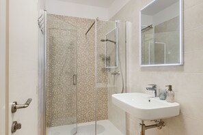 Shower, hair dryer, towels - Villa Galiola (100101-K1) - Manjadvorci (Manjadvorci)