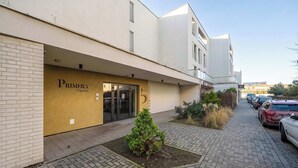 Un bâtiment moderne dont la devanture porte l’inscription « PRIMERA Gagarina ».