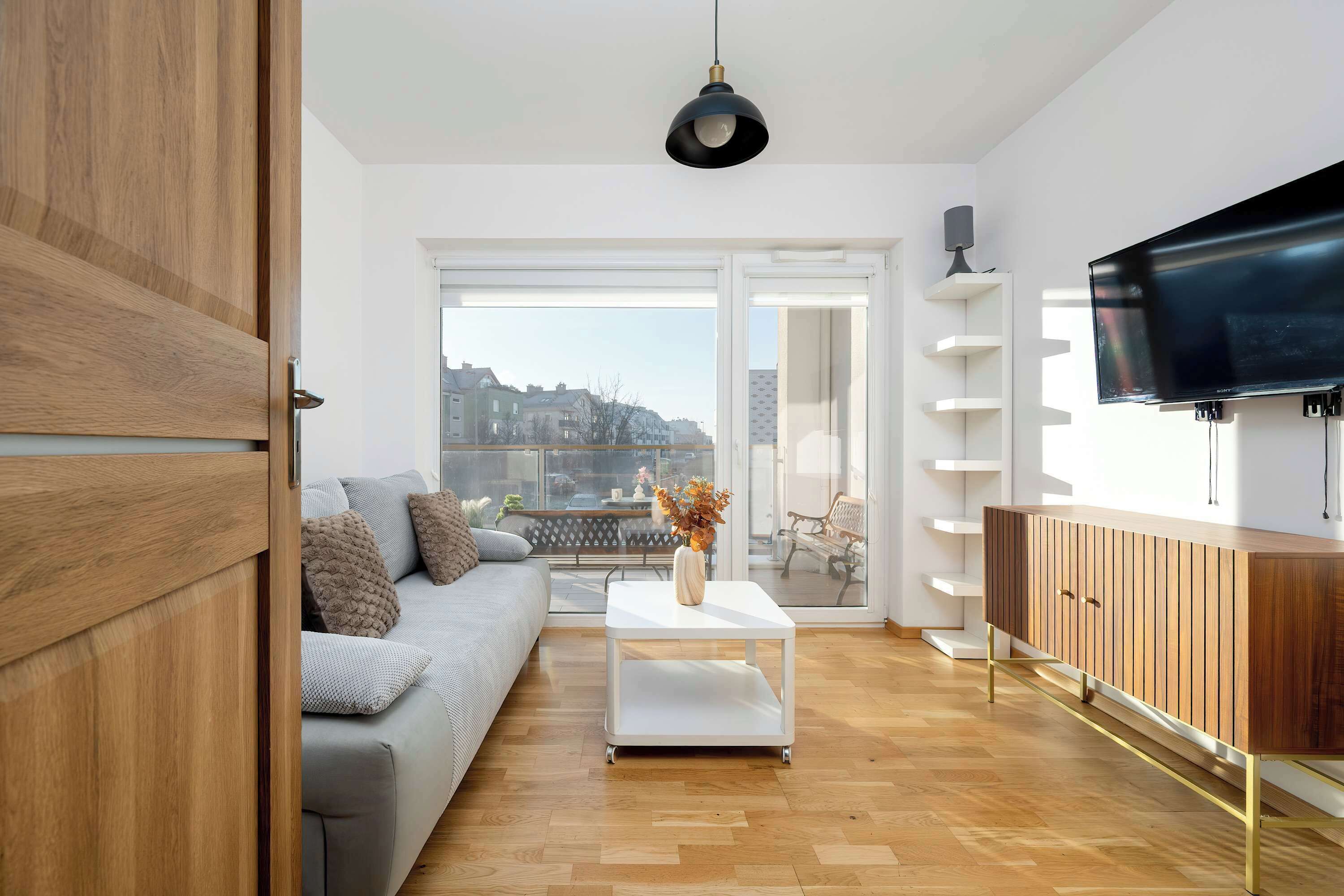 Televisión y oficina 