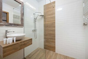 Een douche, een haardroger, handdoeken, shampoo
