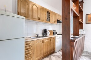 Wasserkocher mit Kaffee-/Teezubehör, Kühlschrank, Herdplatte