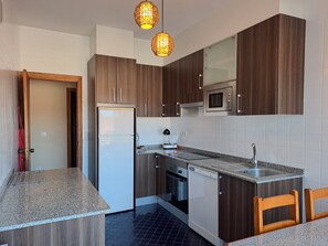 冰箱、微波炉、烤箱、炉灶