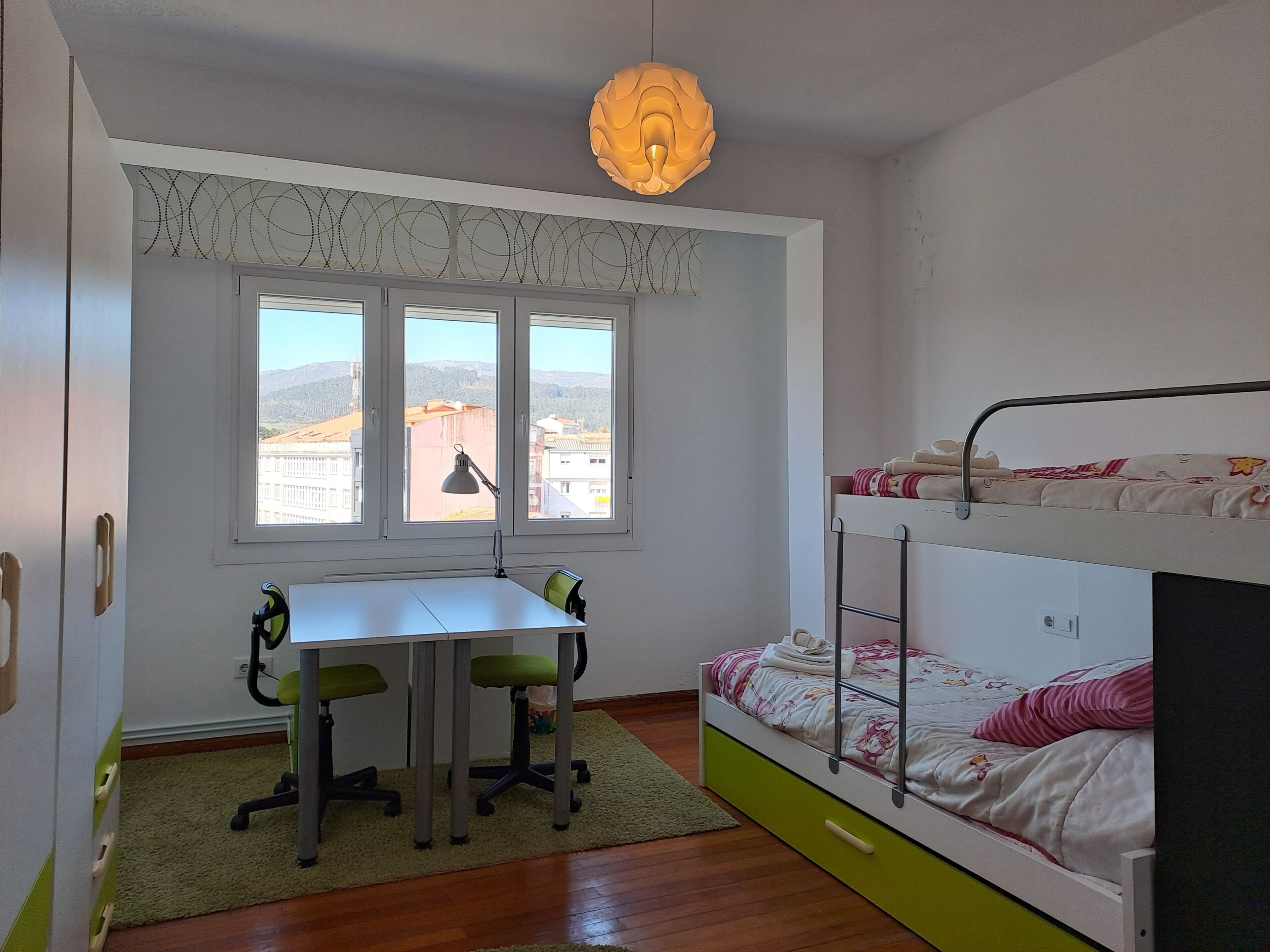 4 slaapkamers, een bureau, een strijkplank/strijkijzer, reisbedje