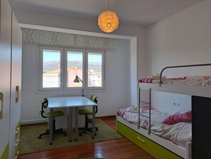 4 bedrooms, desk, iron/ironing board, travel crib - Torre Plaza 4. A cozy apartment in Boiro, beaches and terraces. (boiro)