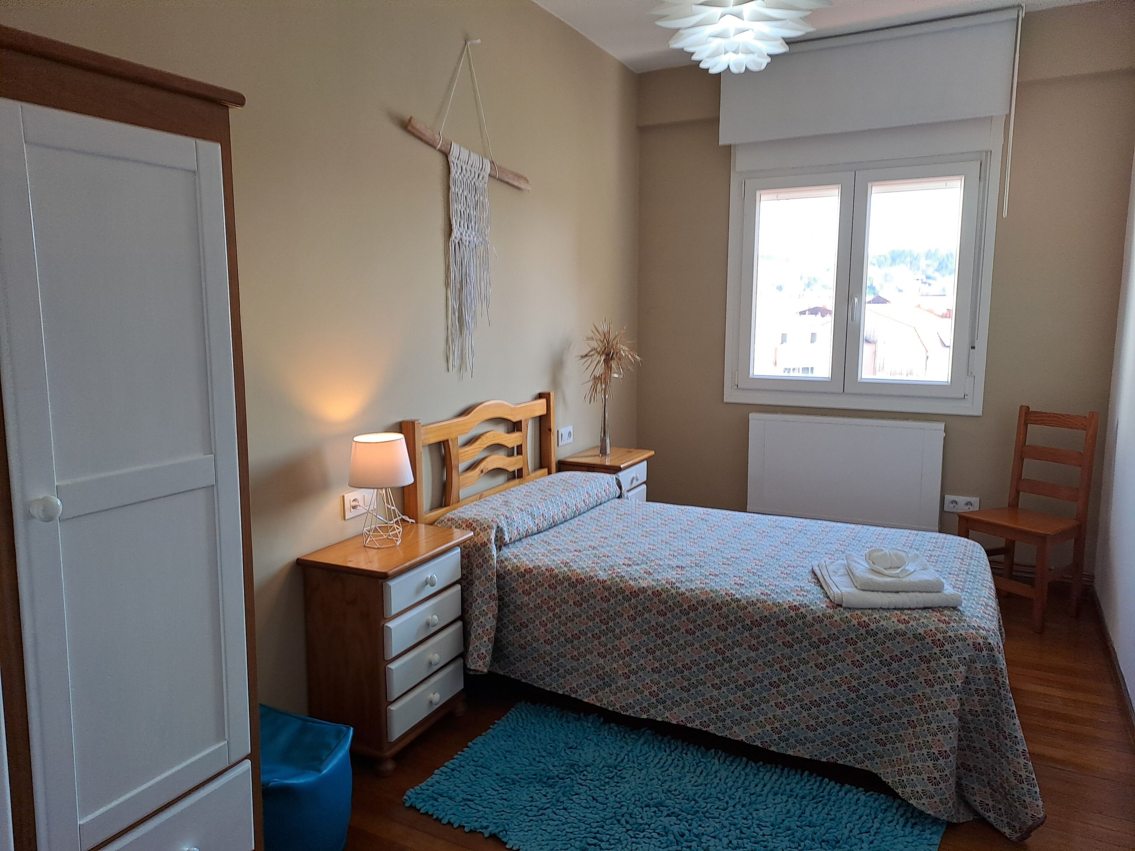 3 slaapkamers, een bureau, een strijkplank/strijkijzer, reisbedje