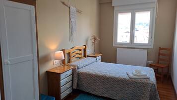 3 slaapkamers, een bureau, een strijkplank/strijkijzer, reisbedje