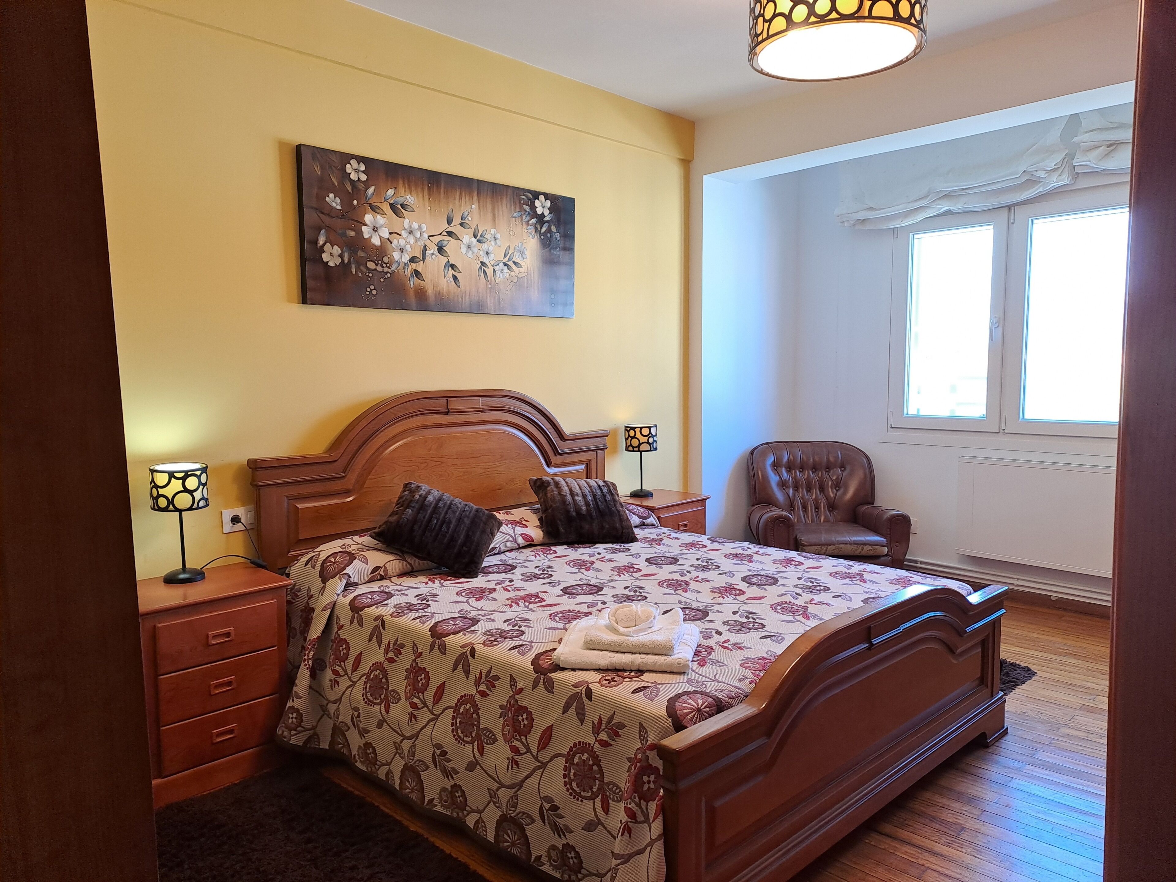 3 Schlafzimmer, Schreibtisch, Bügeleisen/Bügelbrett, Reisekinderbett