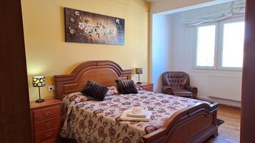 3 Schlafzimmer, Schreibtisch, Bügeleisen/Bügelbrett, Reisekinderbett