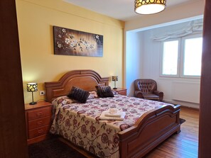 3 多间卧室、办公桌、熨斗/熨衣板、旅行婴儿床