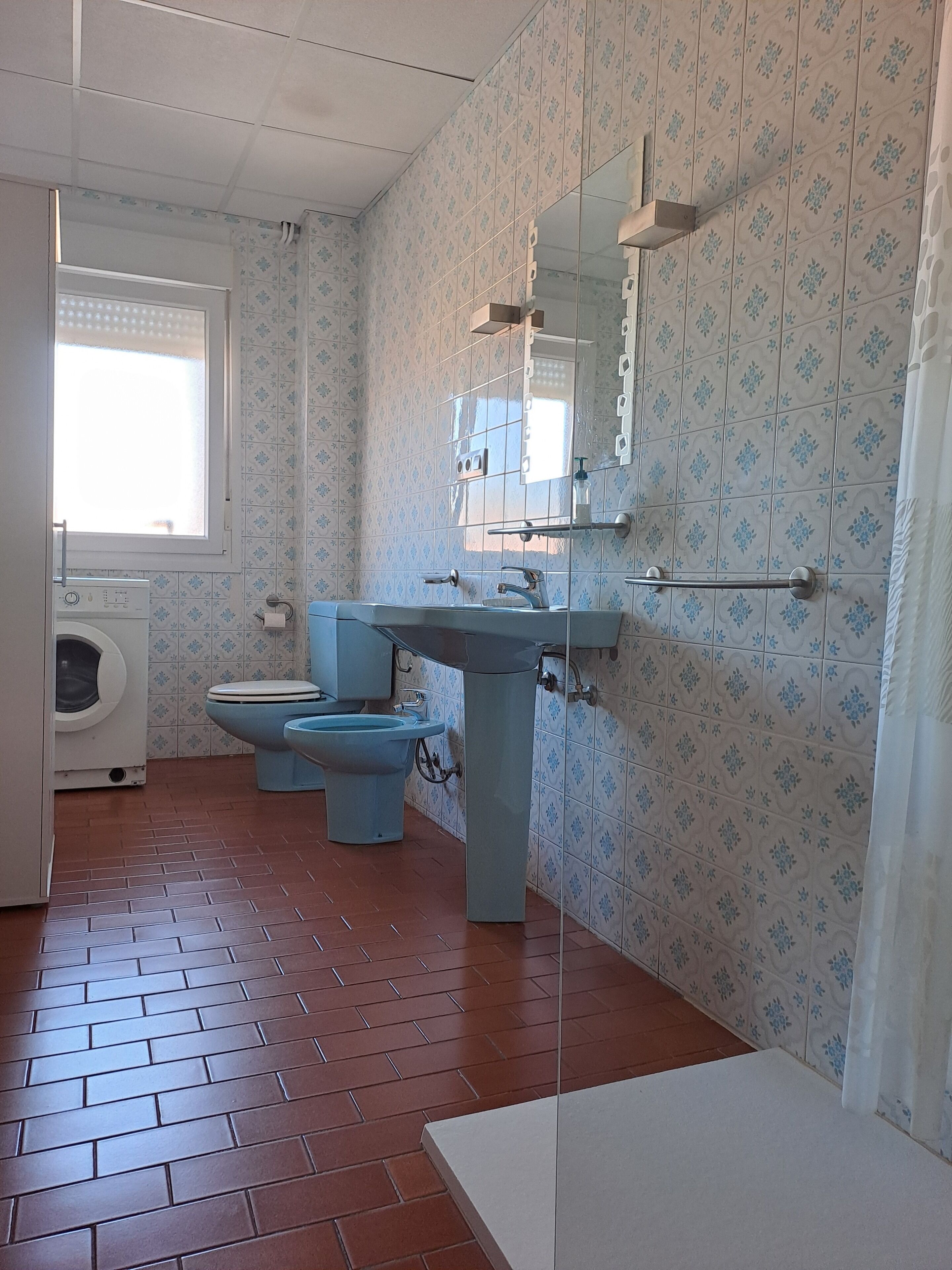 Dusche, Bidet, Handtücher, Seife