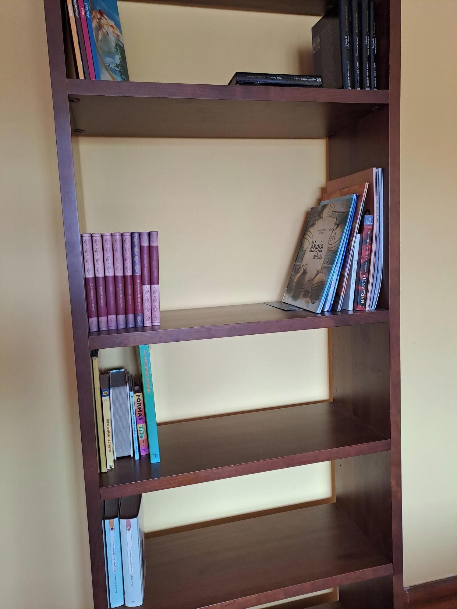 Ein Bücherregal mit Büchern und einer Zeitschrift.