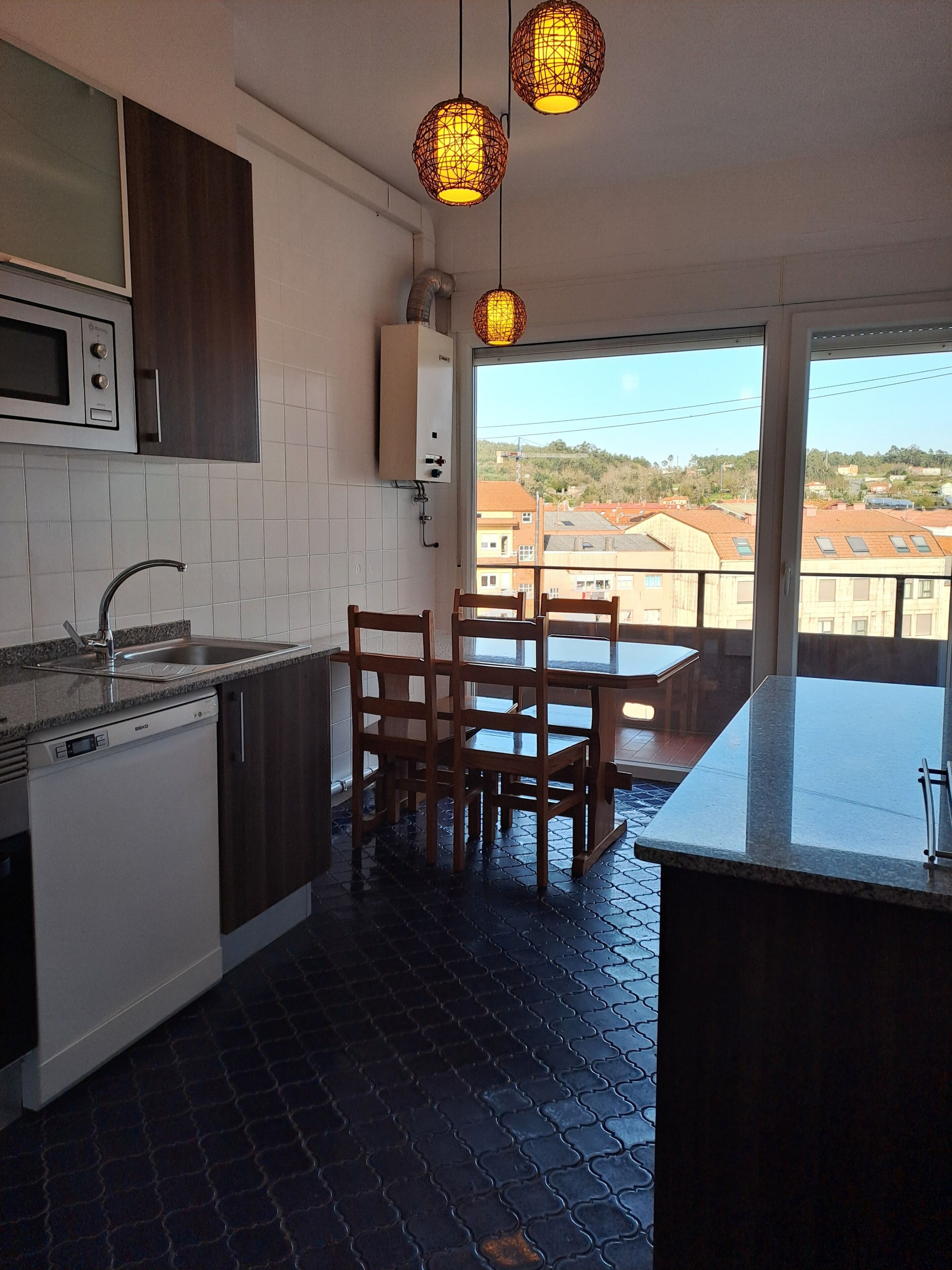 Frigorífico, microondas, horno y placa de cocina