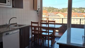 Frigorífico, microondas, horno y placa de cocina