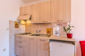 Refrigerador, parrilla de estufa y cafetera y tetera 