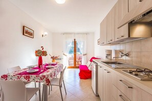 Fridge, stovetop, coffee/tea maker - Apartments Valbandon (16035-A3) - Valbandon (Valbandon)