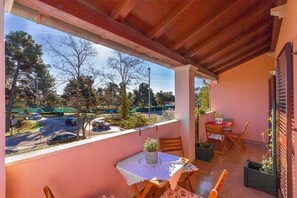 Outdoor dining - Apartments Valbandon (16035-A3) - Valbandon (Valbandon)
