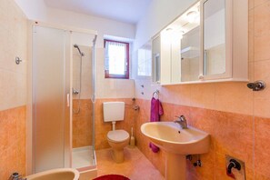 Shower, towels - Apartments Valbandon (16035-A3) - Valbandon (Valbandon)
