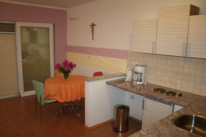 Refrigerador, microondas, parrilla de estufa y cafetera y tetera 
