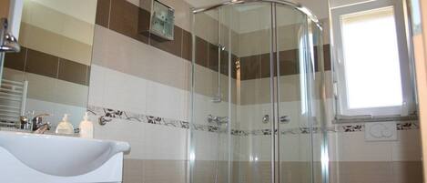 Douche, serviettes fournies