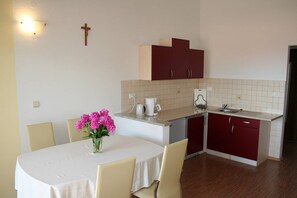 Fridge, microwave, stovetop, coffee/tea maker - Apartments Mara (16036-A2) - Liznjan (Liznjan)
