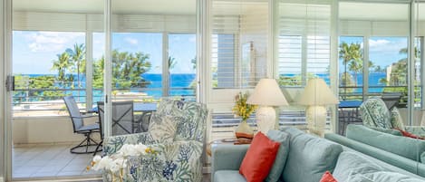 Leilighet, 1 kingsize-seng med sovesofa, balkong, havutsikt (Kamaole Beach Royale 409) | Oppholdsområde