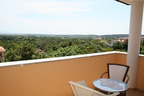 Outdoor dining - Apartments Mara (16036-A3) - Liznjan (Liznjan)