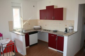 Fridge, microwave, oven, stovetop - Apartments Mara (16036-A4) - Liznjan (Liznjan)
