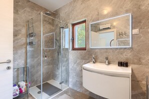 Shower - House Anka (16038-K1) - Medulin (Medulin)