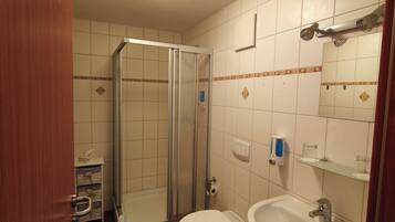 Dusj, hårføner, håndklær og såpe