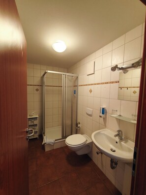 Shower, hair dryer, towels, soap - Pension Hafenblick - Rooms with city view, 2nd floor (Barth)