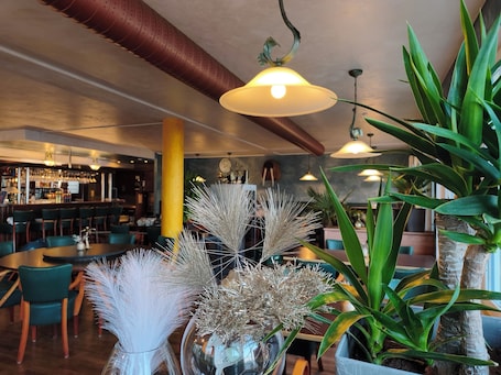 Dining. Pension Hafenblick - Terrasse und Hafenblick