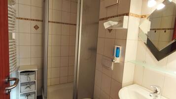 Doccia, asciugacapelli, asciugamani, sapone