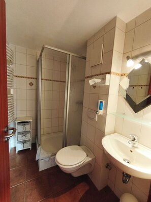 Doccia, asciugacapelli, asciugamani, sapone