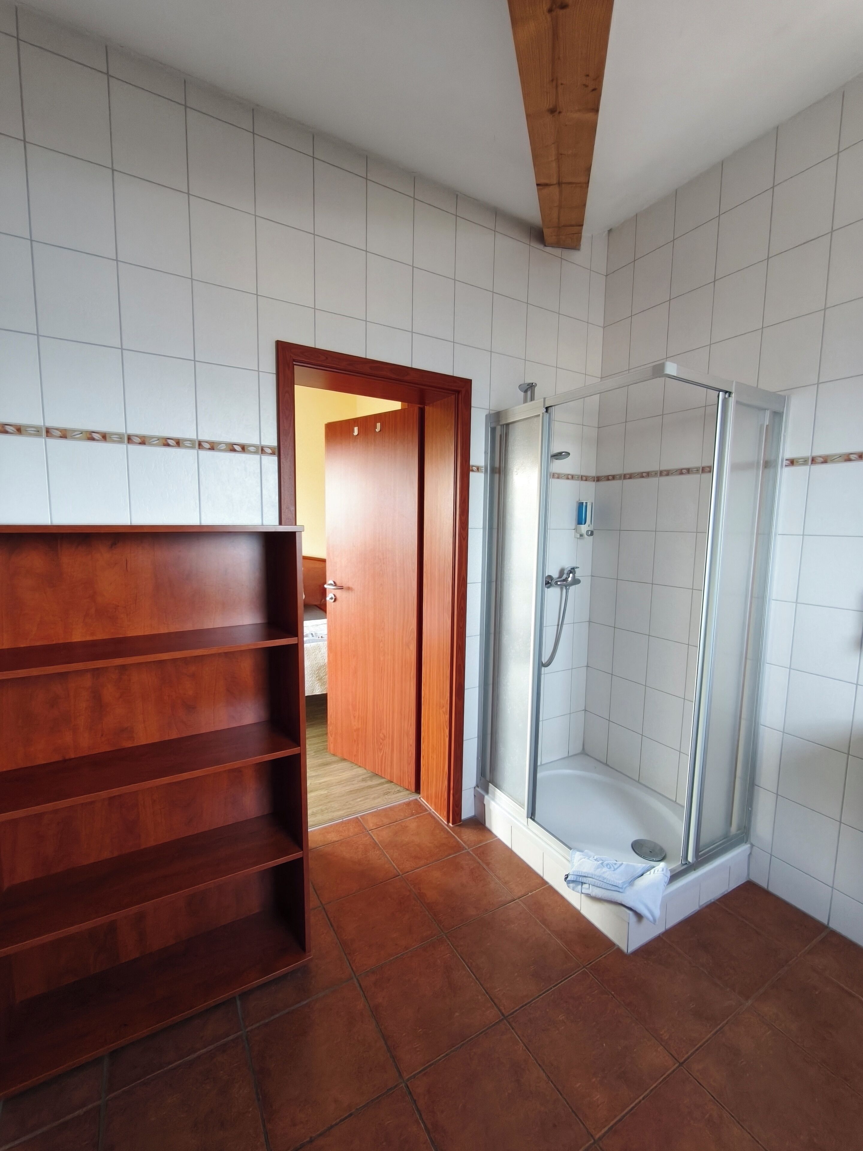 Doccia, asciugacapelli, asciugamani, sapone