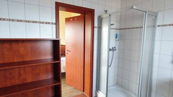 Doccia, asciugacapelli, asciugamani, sapone