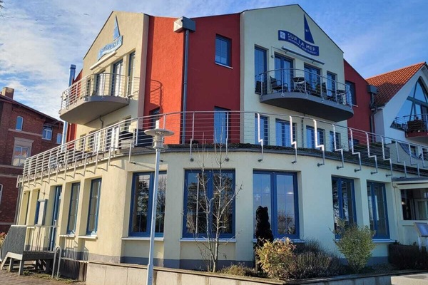 Blick auf die Pension mit dem Eckzimmer mit zwei Balkone