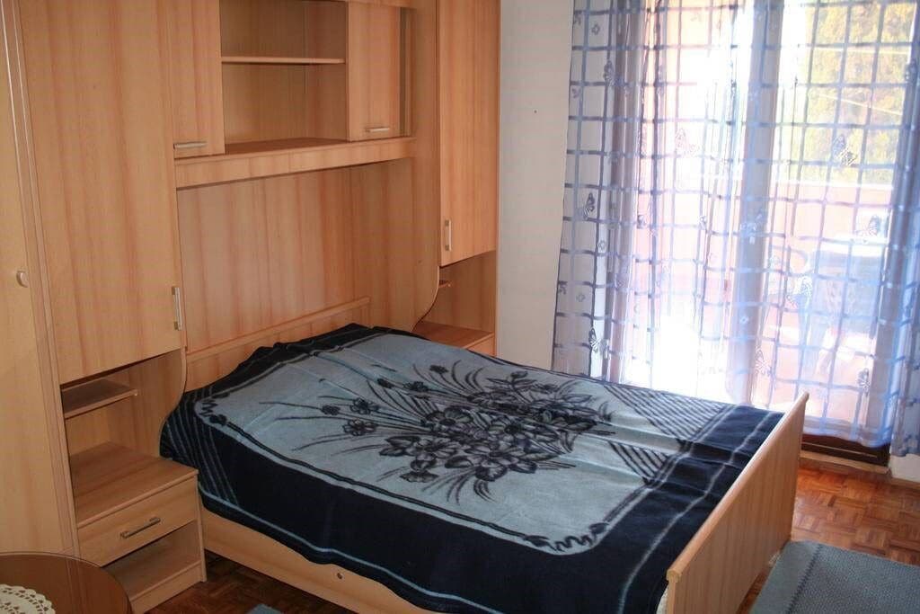 3 bedrooms, internet, bed sheets