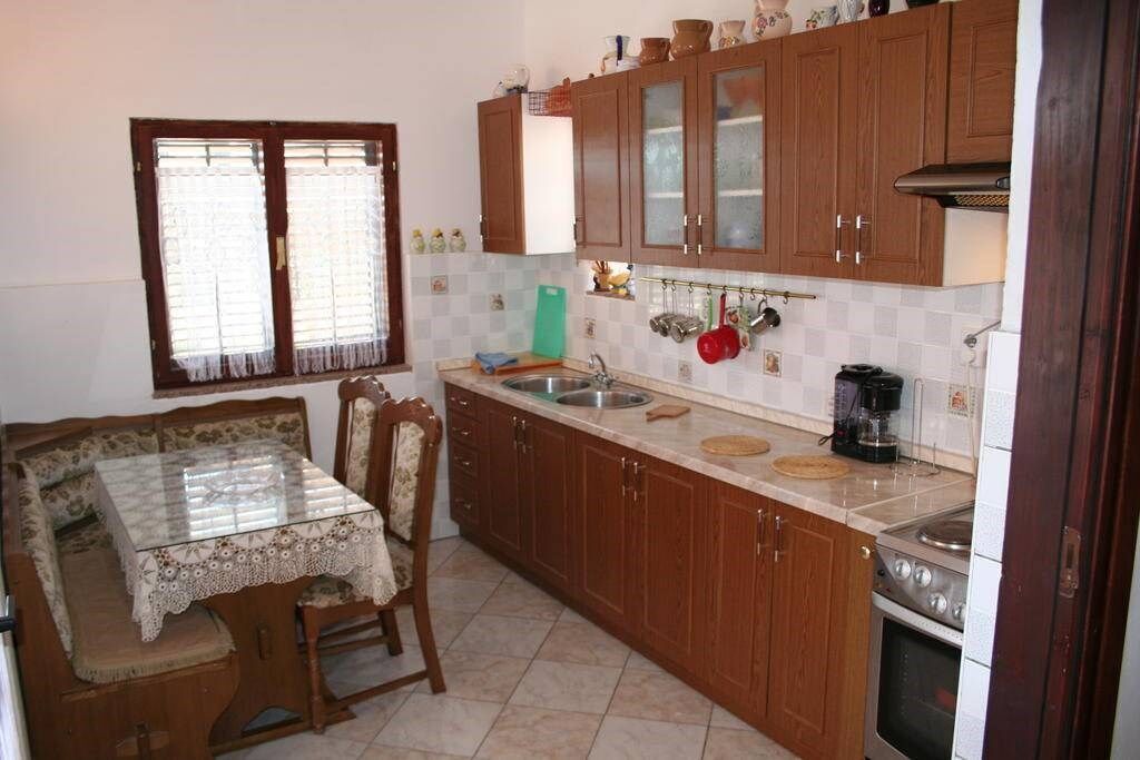 Fridge, stovetop, coffee/tea maker, cookware/dishes/utensils