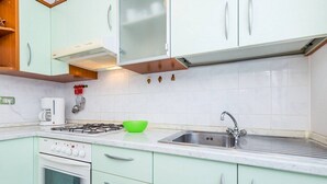 Coffee/tea maker, fridge, microwave, stovetop - Apartments Garden (16042-A1) - Medulin (Medulin)
