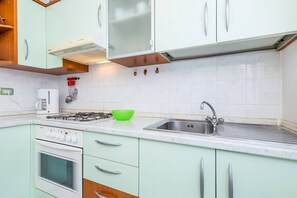 Fridge, microwave, stovetop, coffee/tea maker - Apartments Garden (16042-A1) - Medulin (Medulin)