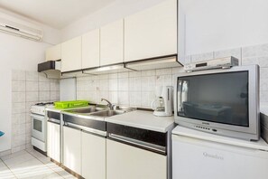 Fridge, stovetop, coffee/tea maker, toaster - Apartments Garden (16042-A2) - Medulin (Medulin)