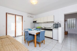 Fridge, stovetop, coffee/tea maker, toaster - Apartments Garden (16042-A2) - Medulin (Medulin)
