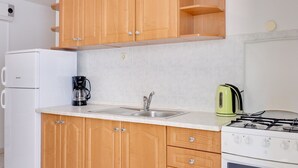 Wasserkocher mit Kaffee-/Teezubehör, Kühlschrank, Herdplatte
