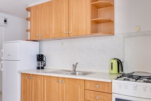 雪櫃、爐具、咖啡機/沖茶器、廚房用具/餐具/器皿