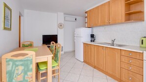 Wasserkocher mit Kaffee-/Teezubehör, Kühlschrank, Herdplatte